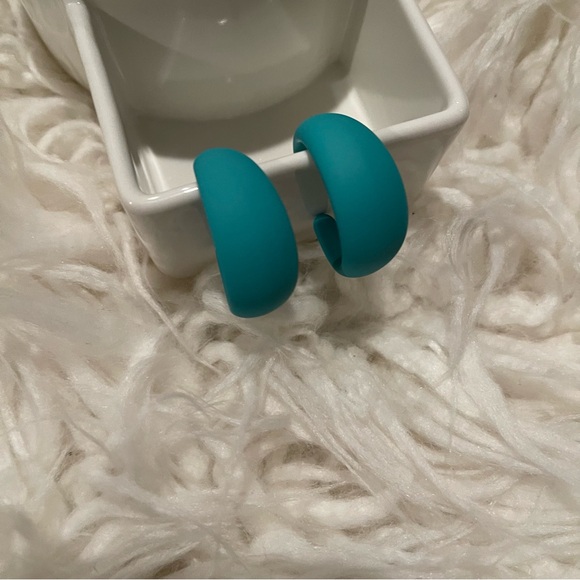 Teal Color Earrings - Picture 3 of 7